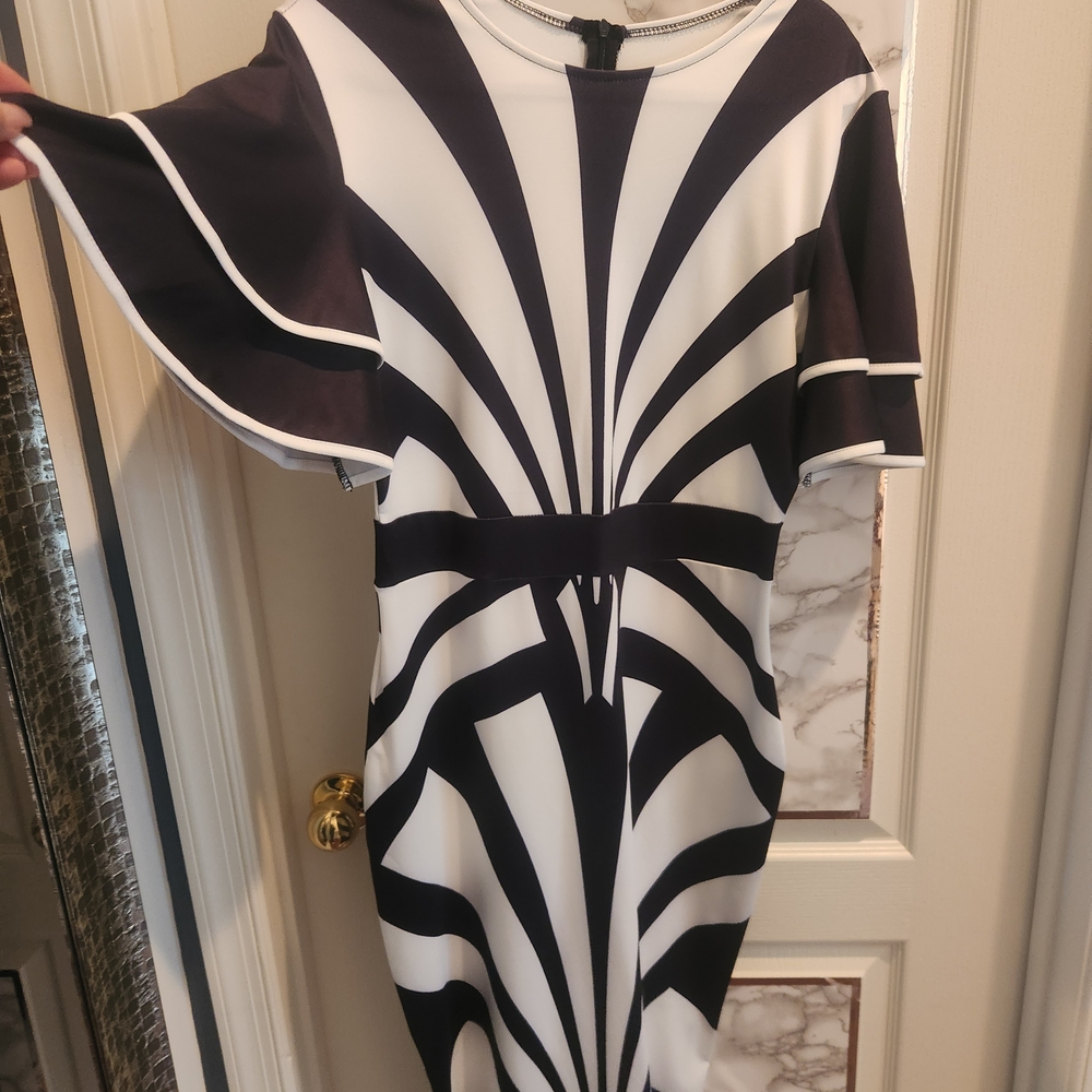 Elegant Black and White Bodycone Women's Dress Stretching Material . Size 12